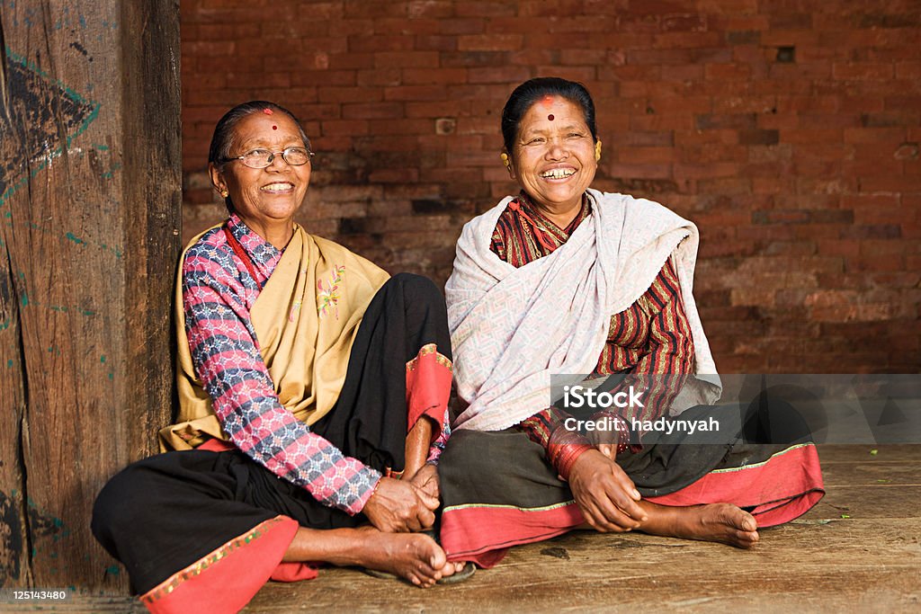 Zwei glückliche Frauen im Nepali und Bhaktapur Durbar Square - Lizenzfrei Frauen Stock-Foto