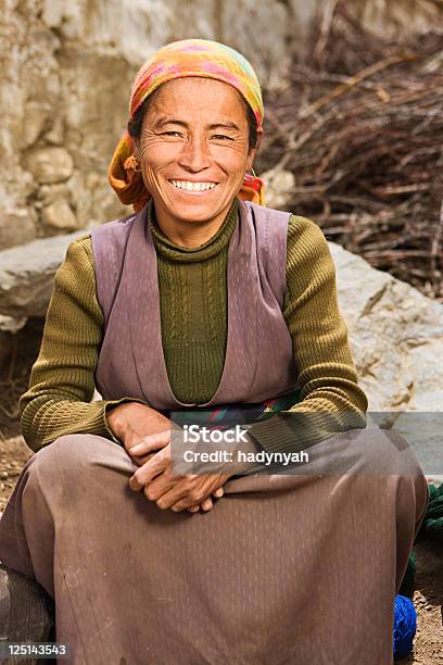 Tibetano Mujer En La Región De Mustang Foto de stock y más banco de imágenes de Actividad - Actividad, Actividad al aire libre, Actividad inmóvil general