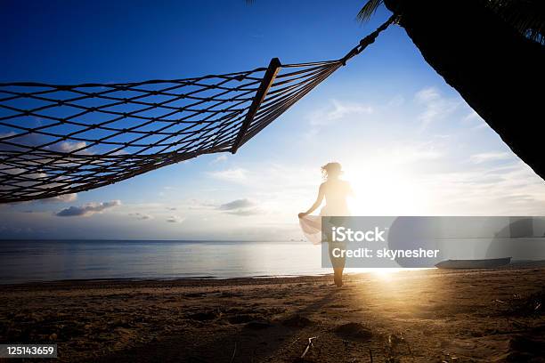 Mujer Que Corre En La Playa En El Atardecer De Verano Hermoso Foto de stock y más banco de imágenes de Actividad