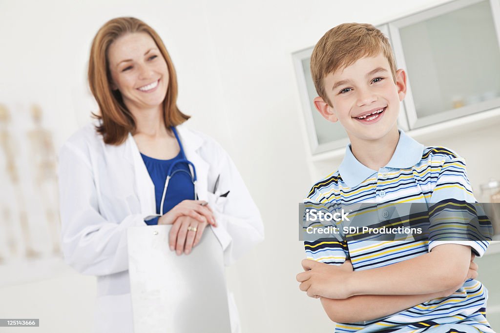 Feliz menino com médico no Consultório Médico - Foto de stock de Cabelo Castanho royalty-free