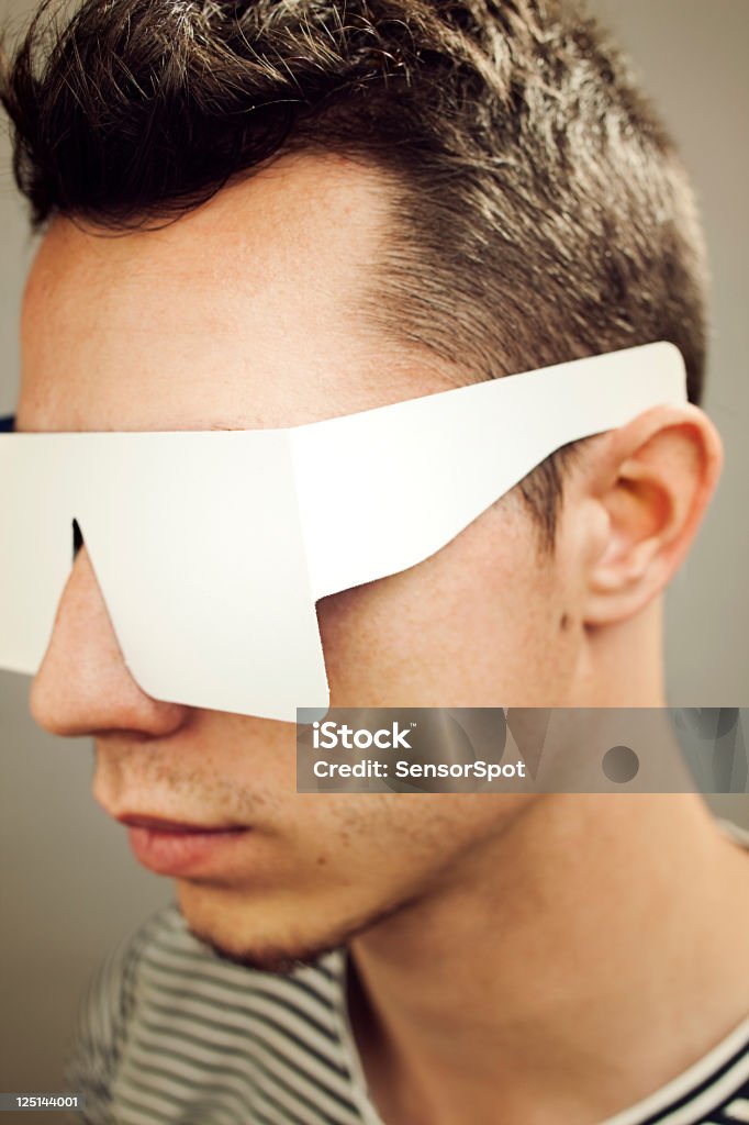 Hombre con gafas de sol de papel - Foto de stock de Accesorio para ojos libre de derechos