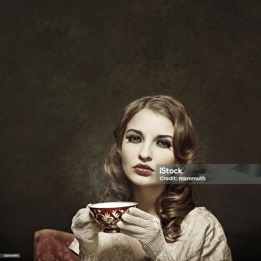 Ретро Девушка пить чай - Стоковые фото 1920-1929 роялти-фри
