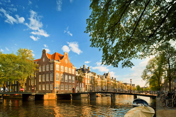 амстердам - amsterdam canal netherlands dutch culture стоковые фото и изображения
