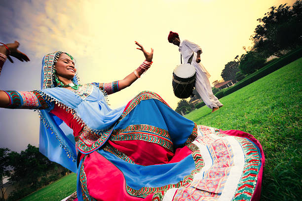 красивая девушка раджастана танец - indian culture dancing dancer women стоковые фото и изображения