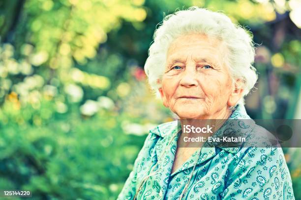 Verão Retrato De Um Belo Avó - Fotografias de stock e mais imagens de Mulheres Idosas - Mulheres Idosas, Sério, Adulto