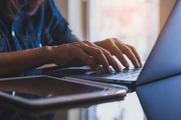 woman using laptop - building feature imagens e fotografias de stock