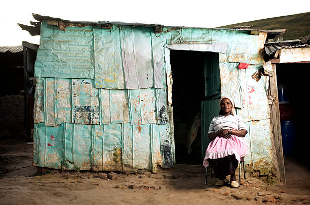 xhosa donna davanti a casa - povertà africa foto e immagini stock