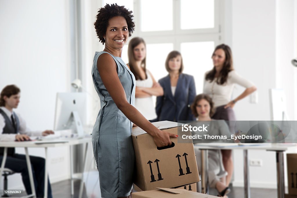Mujer en una nueva oficina móvil - Foto de stock de 30-39 años libre de derechos