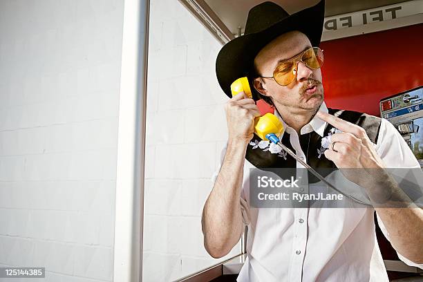 American Cowboy De Cabinas Telefónicas - Fotografias de stock e mais imagens de Vaqueiro - Vaqueiro, Cabina de Telefone Público, A usar um telefone