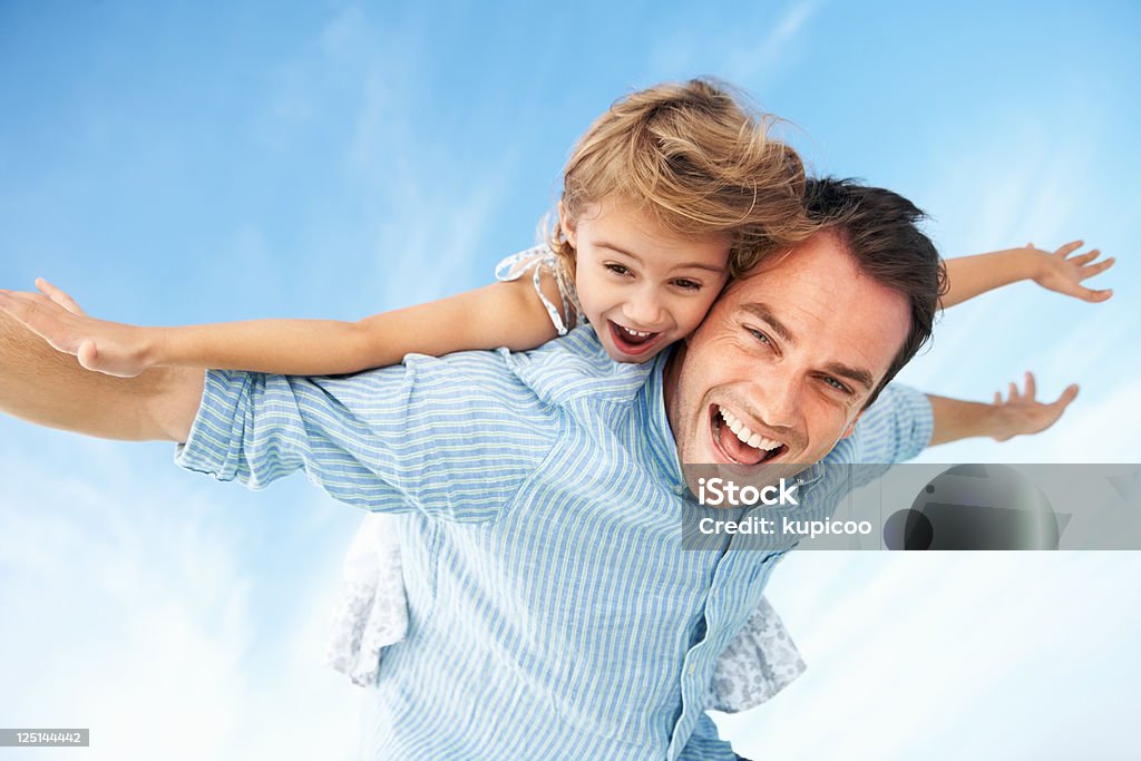 Kleines Mädchen mit Vater genießen Huckepack nehmen Fahrt - Lizenzfrei Aktivität Stock-Foto