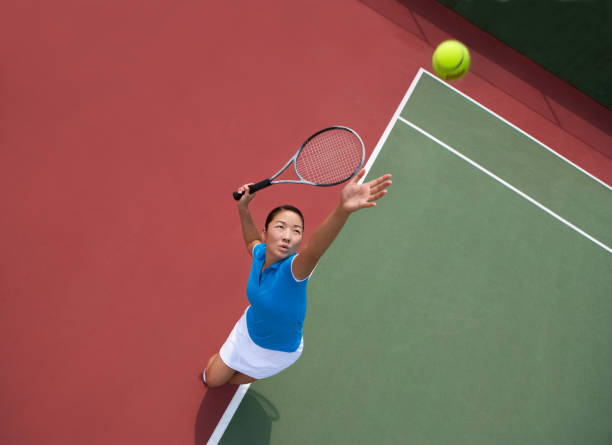 sirve mujer jugador de tenis - tennis serving sport athlete fotografías e imágenes de stock