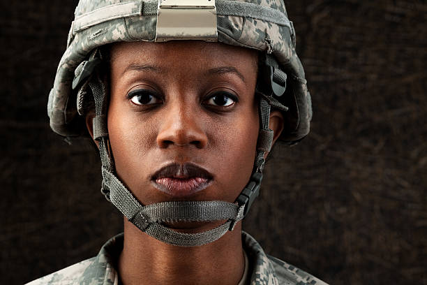 femme afro-américaine soldier series: contre fond marron foncé - soldat photos et images de collection