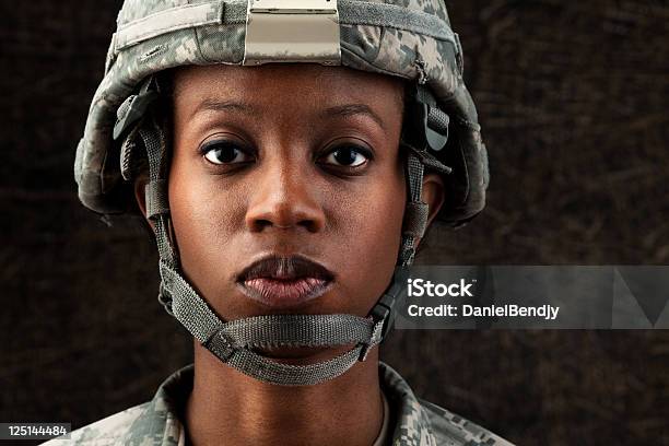 アフリカ系アメリカ人の女性ミナミコメツキシリーズダークブラウンの背景に - 軍隊のストックフォトや画像を多数ご用意 - 軍隊, 陸軍兵士, 軍事