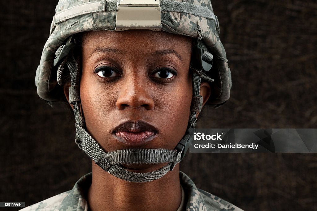 Kobieta Afryki amerykański Żołnierz serii: Przeciwko Ciemny brązowy tło - Zbiór zdjęć royalty-free (Siły zbrojne)