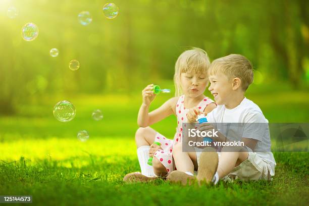 Дети Послать Bubbles — стоковые фотографии и другие картинки Мыльные пузыри - Мыльные пузыри, Пузырь, Играть