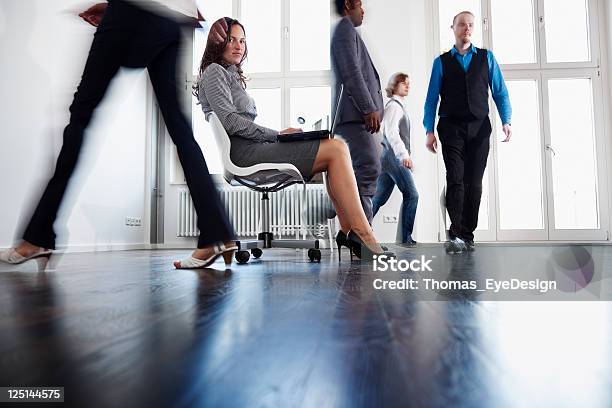 Mujer De Negocios En Un Área De Oficina Foto de stock y más banco de imágenes de Oficina - Oficina, Andar, Movimiento borroso