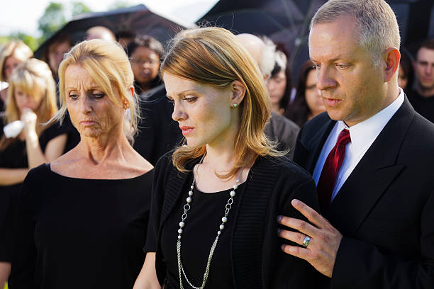 familia en un funeral - graveside service fotografías e imágenes de stock