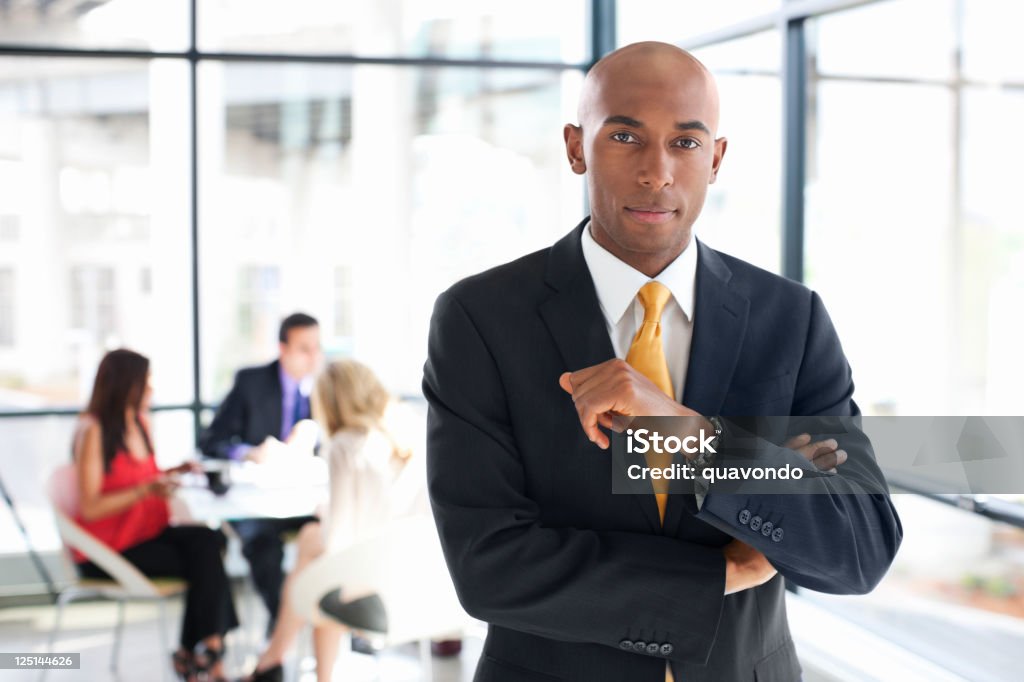 Afro-americano homem de negócios com equipe no escritório de vidro, espaço para texto - Foto de stock de Traje Completo royalty-free