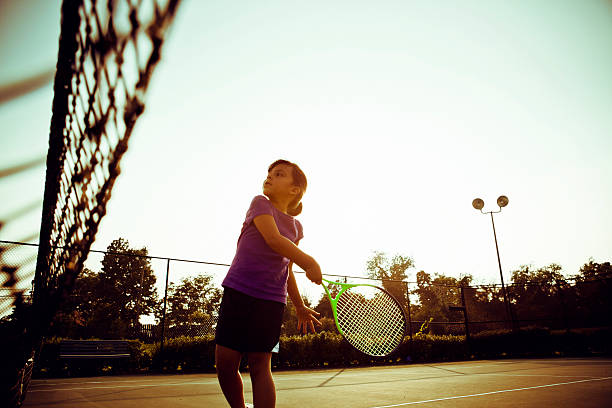 petite fille se balancer sur le court de tennis - tennis child teenager childhood photos et images de collection