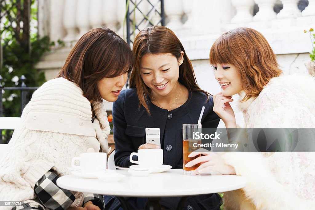 魅力的な日本の女性、東京のストリートカフェ」の携帯電話 - 女性のロイヤリティフリーストックフォト