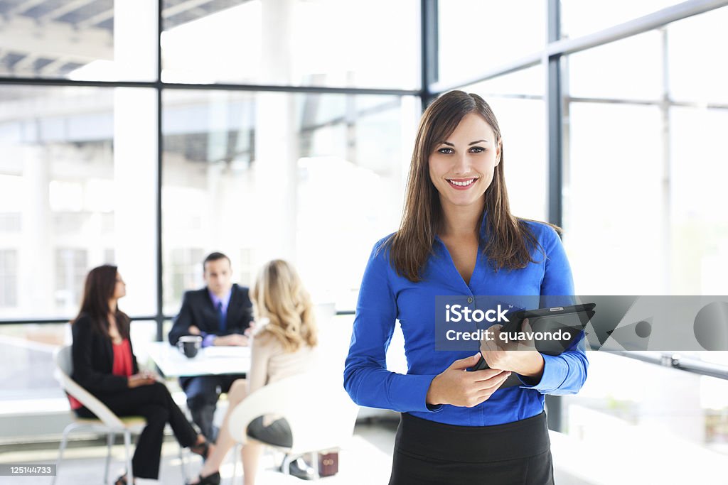 Retrato de mujer de negocios con colegas en fondo de reuniones, espacio de copia - Foto de stock de Ejecutiva libre de derechos