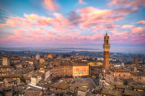 siena paisaje urbano al atardecer, mostrando campo marzo y torre del mangia. - torre del mangia fotografías e imágenes de stock