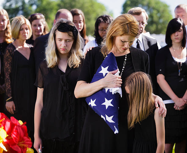 familia en un funeral - military funeral armed forces family fotografías e imágenes de stock