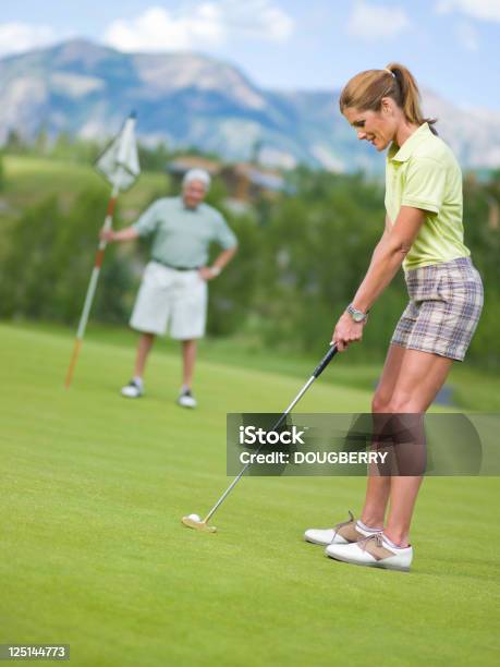 Gry W Golfa - zdjęcia stockowe i więcej obrazów Golf - Sport - Golf - Sport, Putting - Golf, 40-44 lata