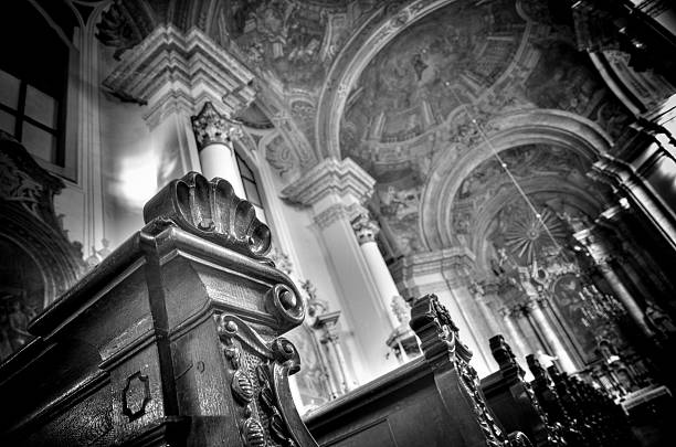old chiesa - cathedral gothic style indoors church foto e immagini stock