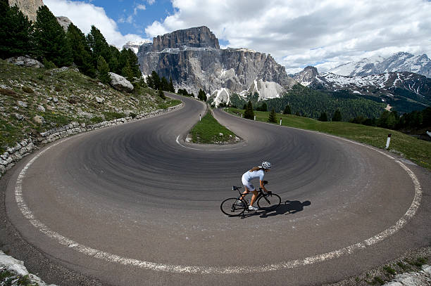 race radfahren in den dolomiten - racing bicycle cycling professional sport bicycle stock-fotos und bilder