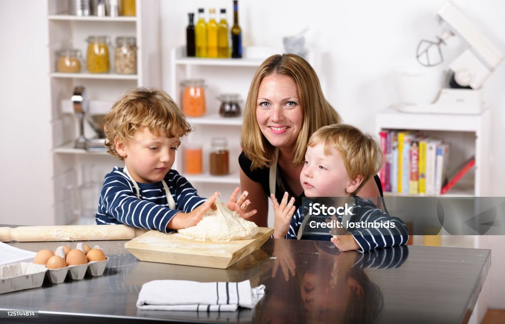 Retrato de família desfrutar de comida caseira - Foto de stock de 2-3 Anos royalty-free