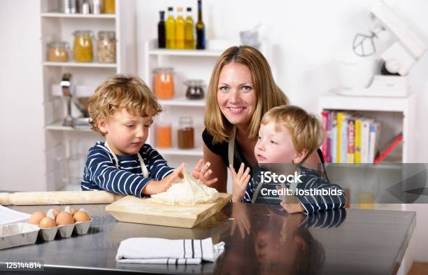 Retrato De Família Desfrutar De Casa Cozinha - Fotografias de stock e mais imagens de 2-3 Anos - 2-3 Anos, 30-39 Anos, Adulto