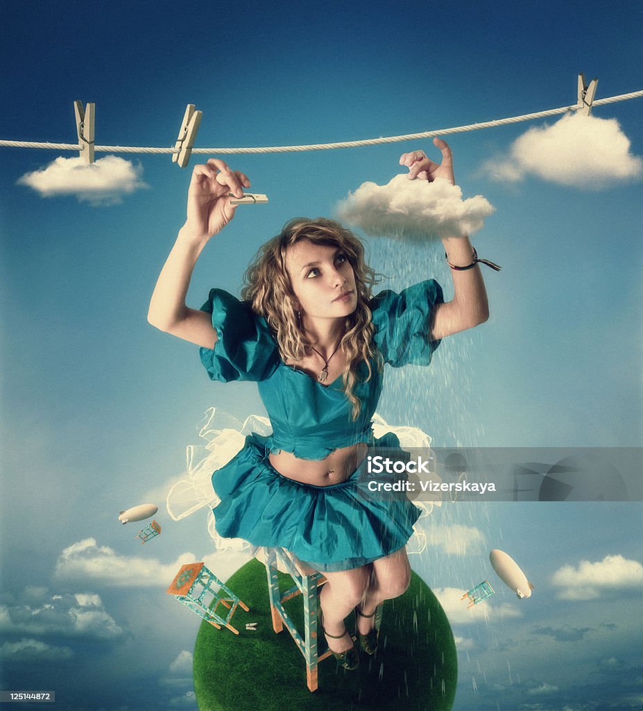 A menina pendurar nuvens - Royalty-free Nuvem - Céu Foto de stock