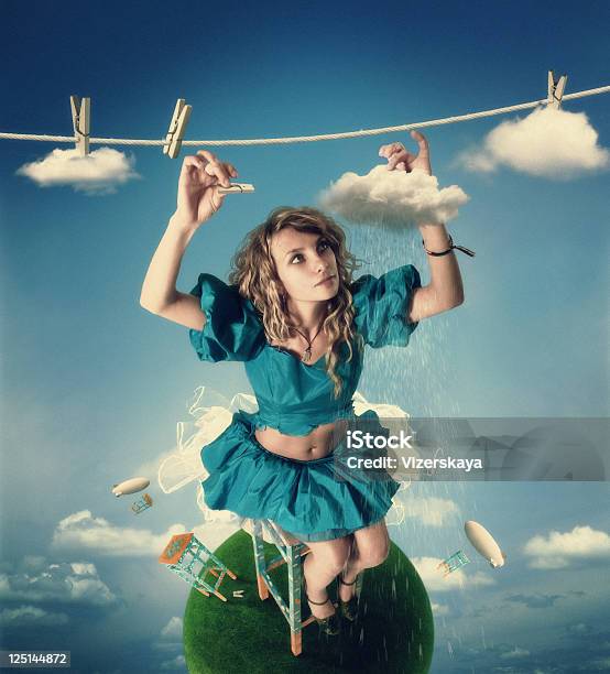 A Menina Pendurar Nuvens - Fotografias de stock e mais imagens de Nuvem - Céu - Nuvem - Céu, Pessoas, Surrealismo