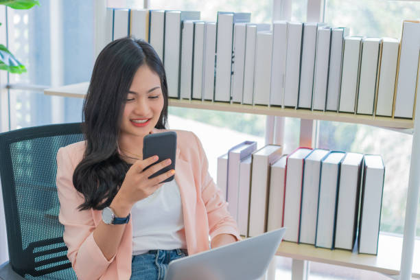 mujer de negocios trabajar desde casa trabajando en la tableta de la computadora, lifestyle mujer trabajo en el concepto de casa. empresaria deprimida - 16740 fotografías e imágenes de stock