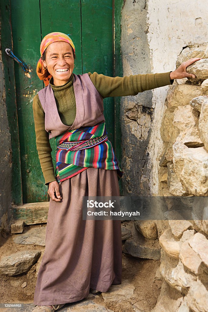 Tibetano mujer en la región de Mustang - Foto de stock de Mujeres libre de derechos