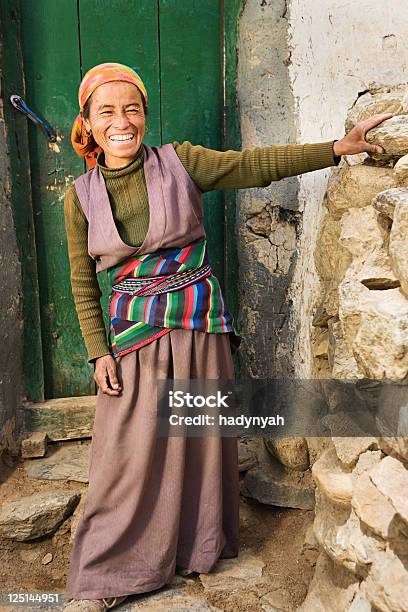 Tibetano Mujer En La Región De Mustang Foto de stock y más banco de imágenes de Mujeres - Mujeres, Cultura tibetana, Tibetano