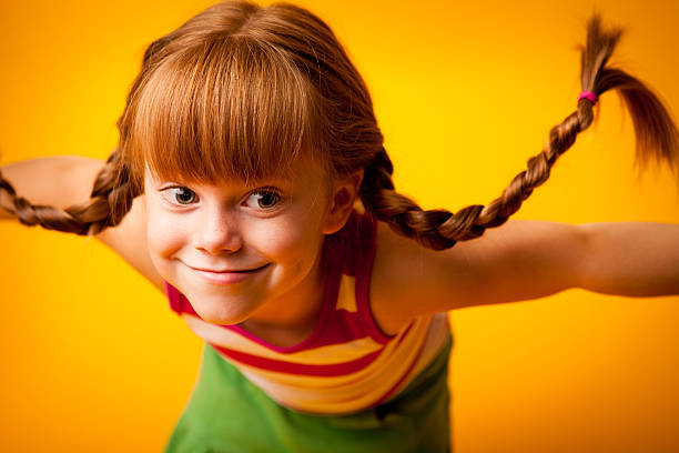 red de pêlo menina com tranças para cima e o pateta sorriso - longstocking - fotografias e filmes do acervo