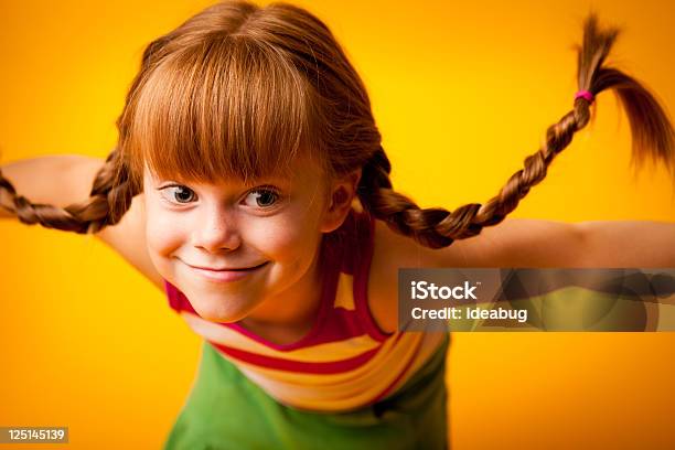 Foto de Red De Pêlo Menina Com Tranças Para Cima E O Pateta Sorriso e mais fotos de stock de Menina