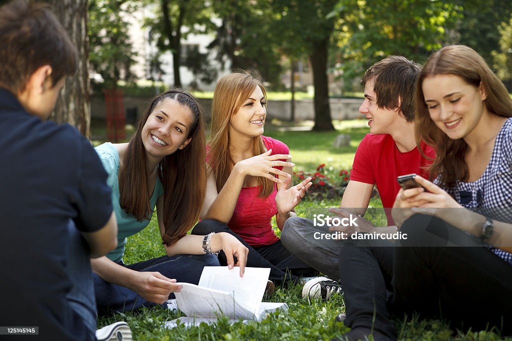 Escola jovens estudantes relaxar ao ar livre - Royalty-free 20-24 Anos Foto de stock