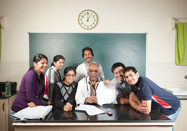 universidade professor com os alunos - old men asian ethnicity indian culture imagens e fotografias de stock