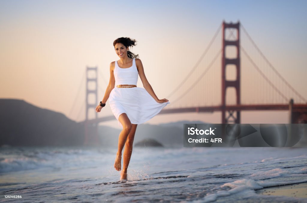 Allegra donna in esecuzione attraverso le onde, Golden Gate (XXXL - Foto stock royalty-free di San Francisco - California