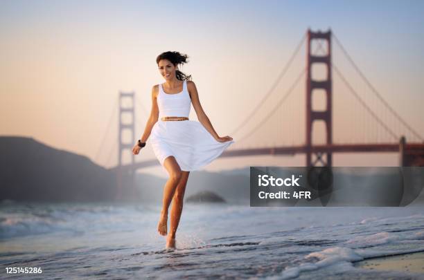 Allegra Donna In Esecuzione Attraverso Le Onde Golden Gate Xxxl - Fotografie stock e altre immagini di San Francisco - California