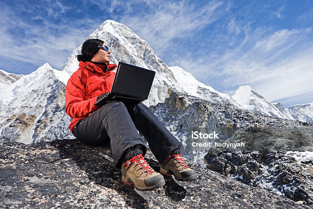 Femme randonneurs sur le Mont Kala Pattar, Mont Pumori en arrière-plan, Himalay - Photo de Ordinateur portable libre de droits