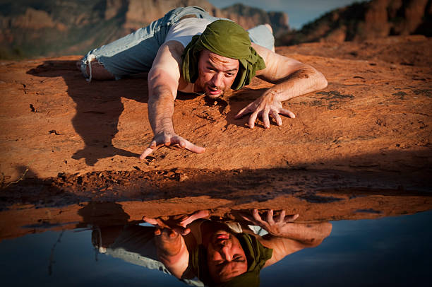 assetato uomo nel deserto - thirsty foto e immagini stock