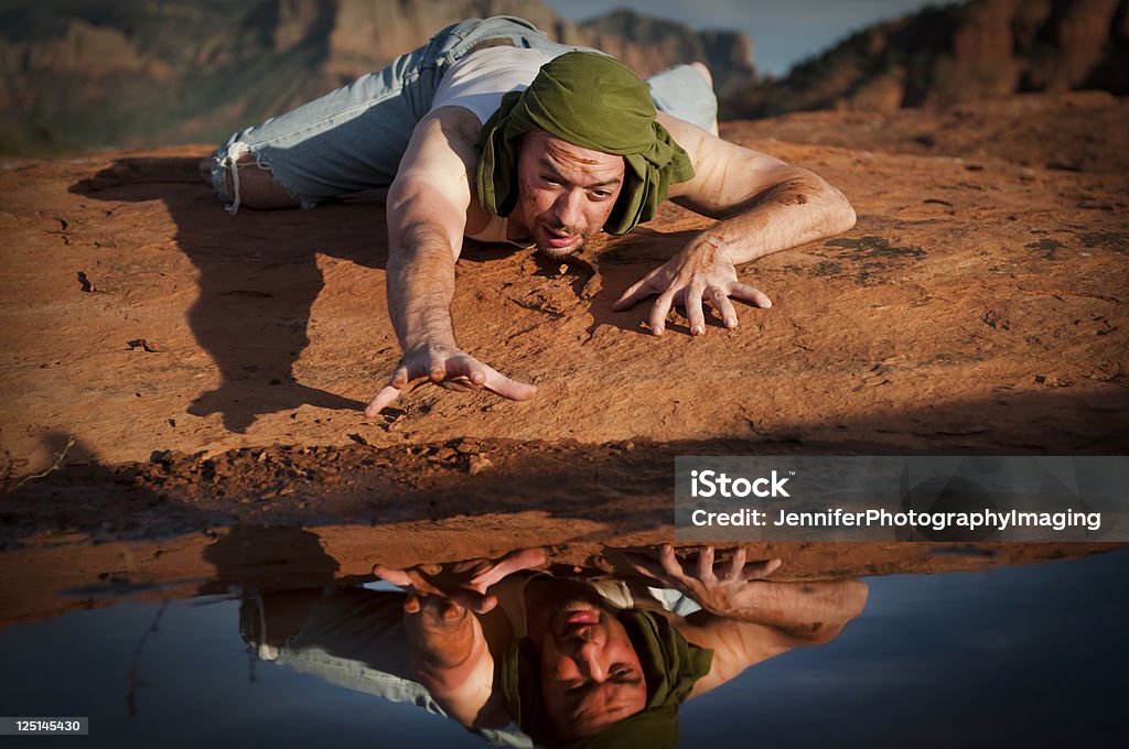 砂漠の乾燥した男性 - 喉が渇いたのロイヤリティフリーストックフォト