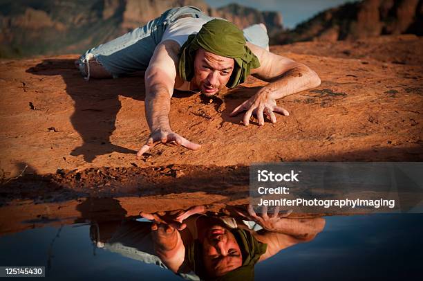 Foto de Homem Com Sede No Deserto e mais fotos de stock de Sedento - Sedento, Homens, Deserto