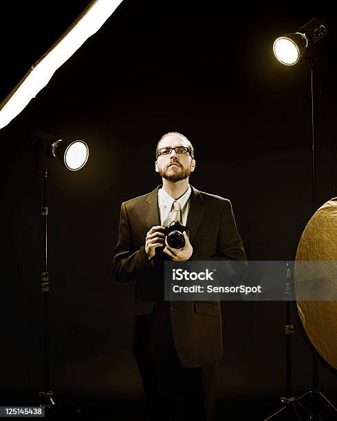 심각한 Photographer 가정용 캠코더에 대한 스톡 사진 및 기타 이미지 - 가정용 캠코더, 검정색 배경, 남자