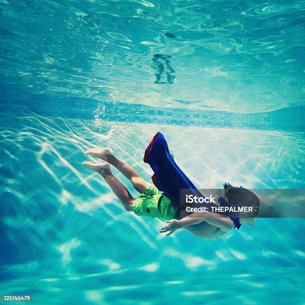 Foto de Menino Nadando Debaixo Dágua e mais fotos de stock de Super-herói - Super-herói, Piscina, Debaixo d'água