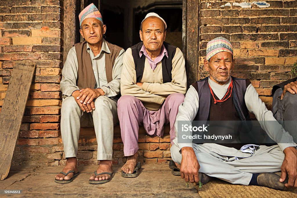 Le népalais hommes assis près de Durbar Square, Bhaktapour, Népal - Photo de Activité libre de droits